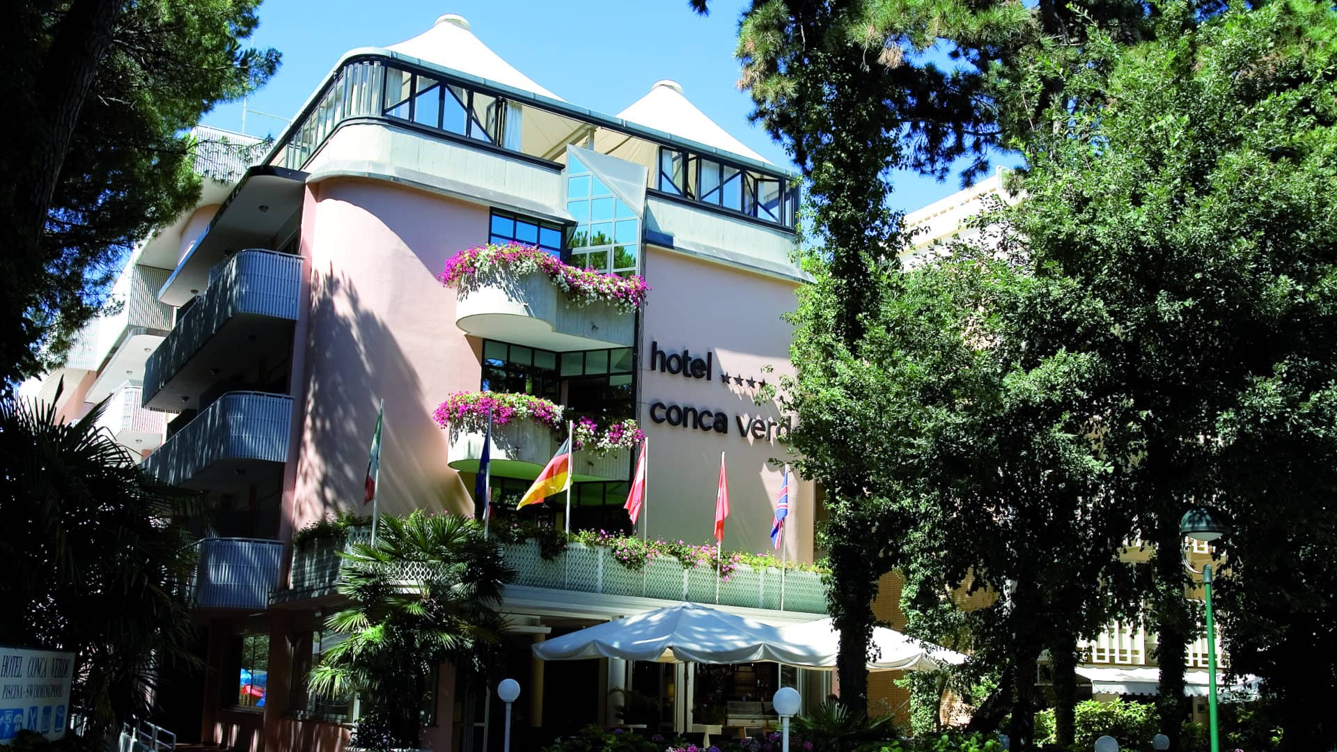 L'esterno dell'hotel Conca Verde a Lignano Sabbiadoro