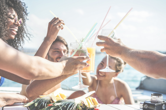 Ragazzi felici bevono un drink in vacanza al mare